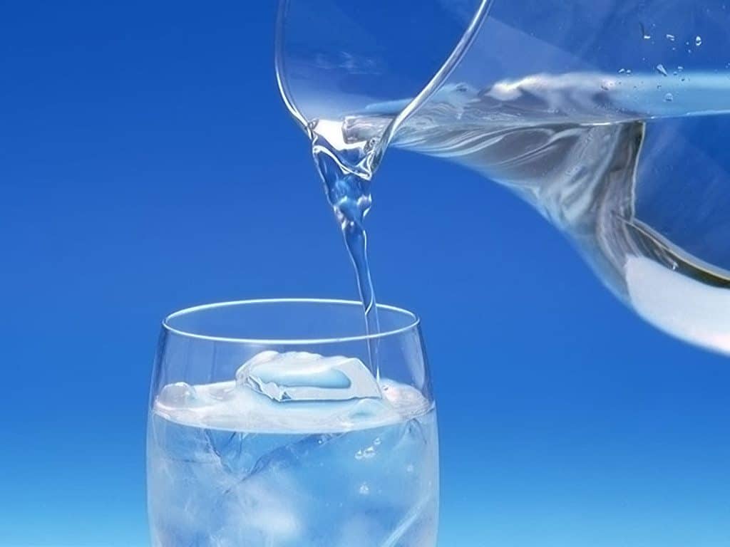 drink water to stay healthy while traveling, many benefits