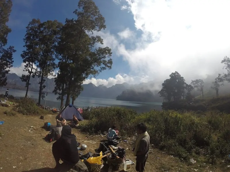 trash/rubbish at the lake on mt rinjani