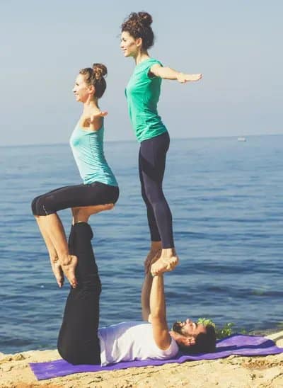 Best 3 Person Yoga Poses: Beginner'S Guide To Acro Yoga - The Yoga Nomads