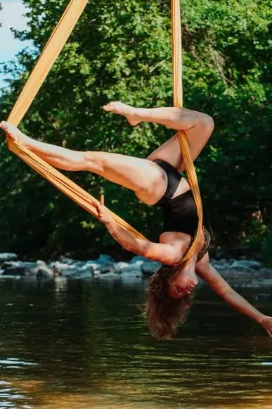 7 Simple Yoga Swing Poses for Beginners to Try at Home - The Yoga Nomads